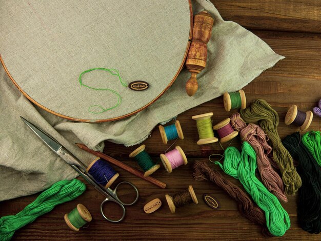 zestaw do haftu na stole